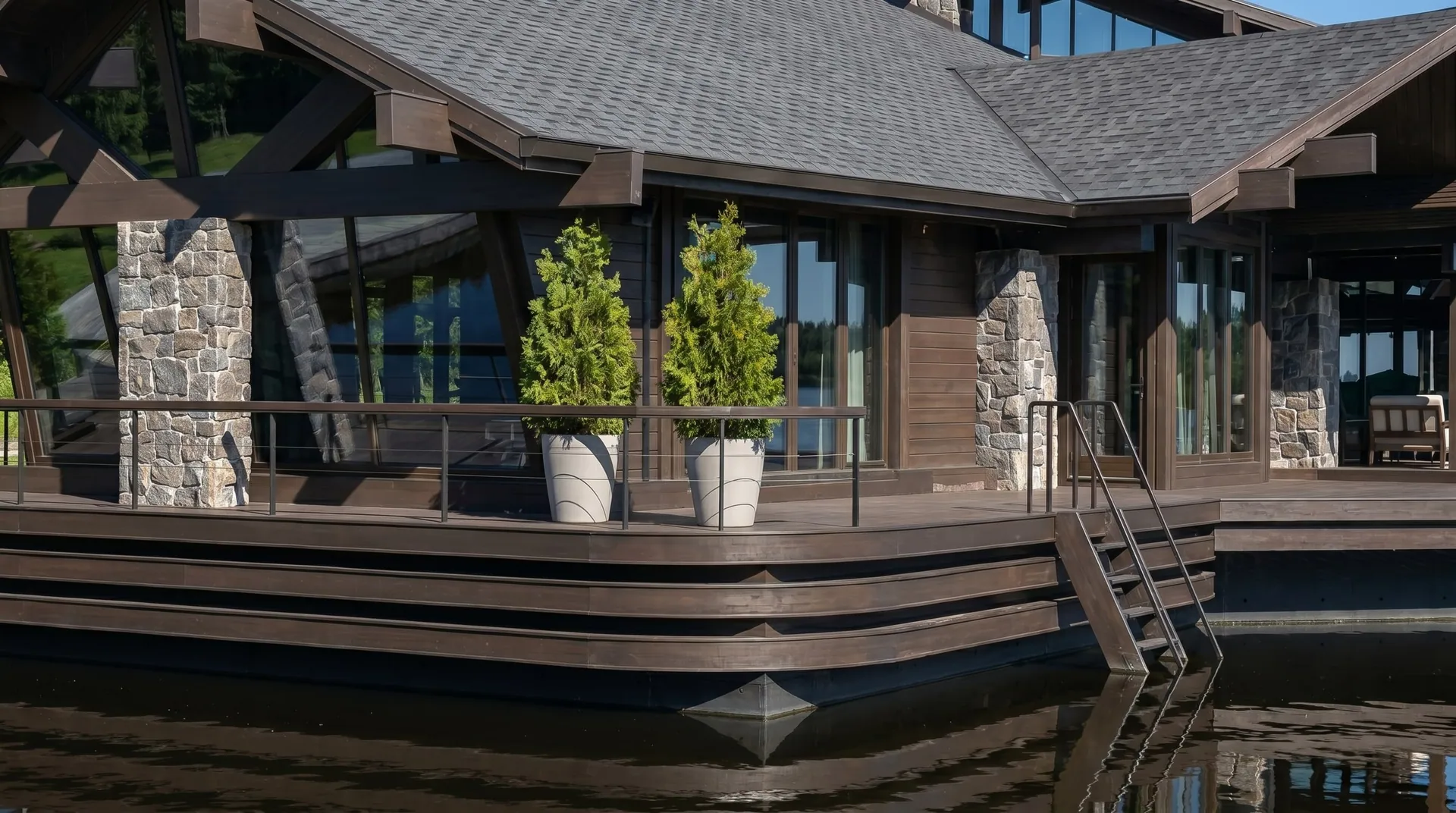 House Boat in the Style of a Chalet gallery image 3.2